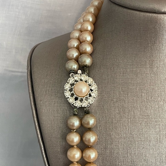 TWO STRANDS OF VINTAGE CRÈME PEARLS WITH RHINESTONE CLASP - Picture 3 of 12